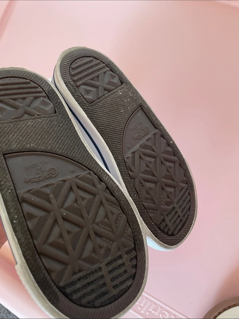 Converse low with elastic